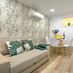Traditional With A Terrace, Ac And Fast Internet Lejlighed