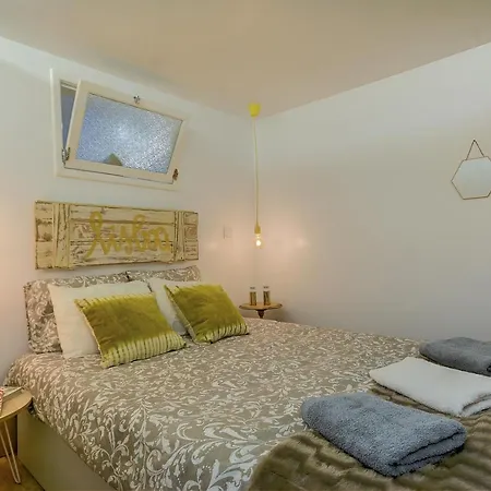 Traditional With A Terrace, Ac And Fast Internet アパート