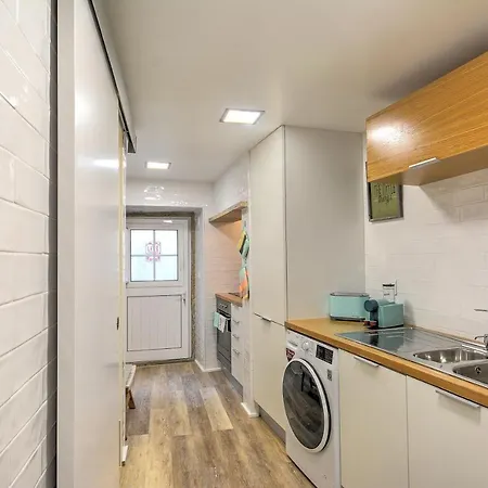 Traditional With A Terrace, Ac And Fast Internet アパート *